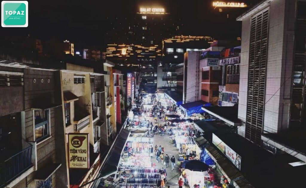 Khung cảnh náo nhiệt của chợ Đà Lạt vào ban đêm