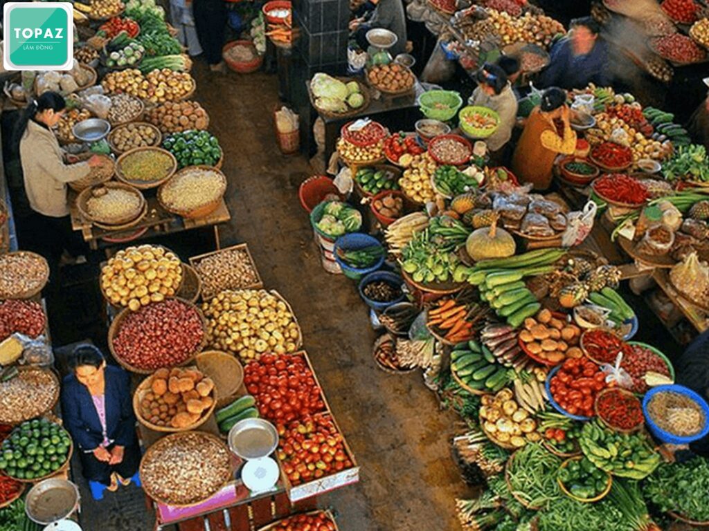 Khu vực bày bán rau củ tại chợ Đà Lạt