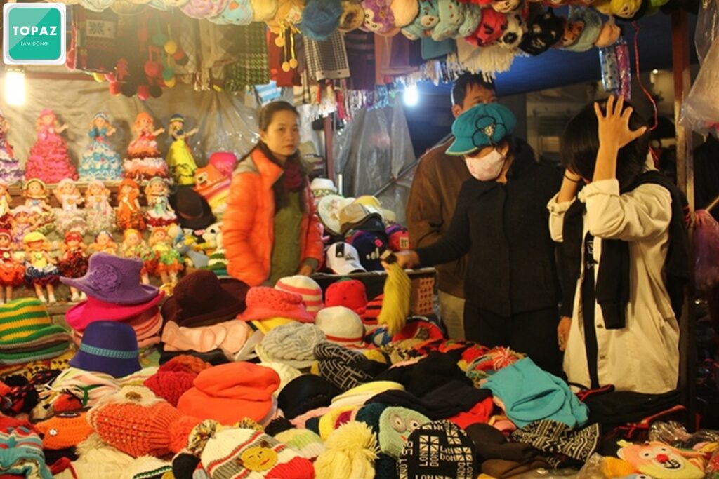 Đồ len được bán rất nhiều tại chợ đêm Đà Lạt