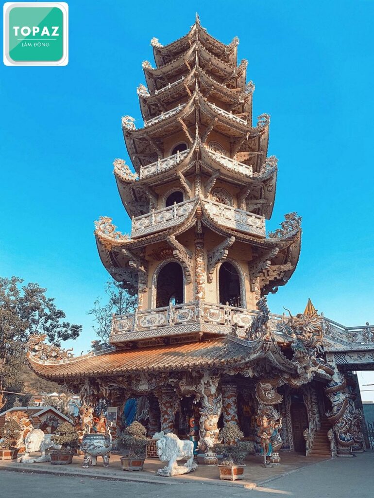Linh Tháp Chùa Linh Phước được Trung tâm sách kỷ lục Việt Nam ghi nhận là tháp chuông cao nhất Việt Nam vào năm 2008