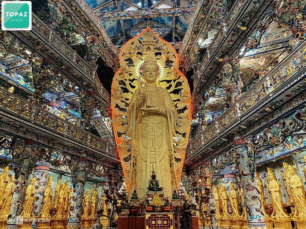 Bức tượng Phật khổng lồ tọa lạc tại khu vực chánh điện
