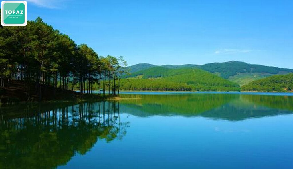 Mặt nước Hồ Tuyền Lâm trong veo như ngọc bích